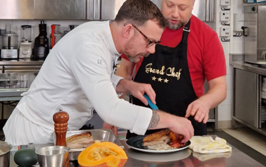 Suprême de poulet en croûte de moutarde aux noisettes, écrasée de courge rôtie