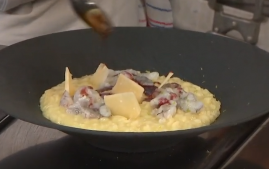 Risotto au parmesan et tartare gambas accompagnés d'une sauce miel de vin rouge